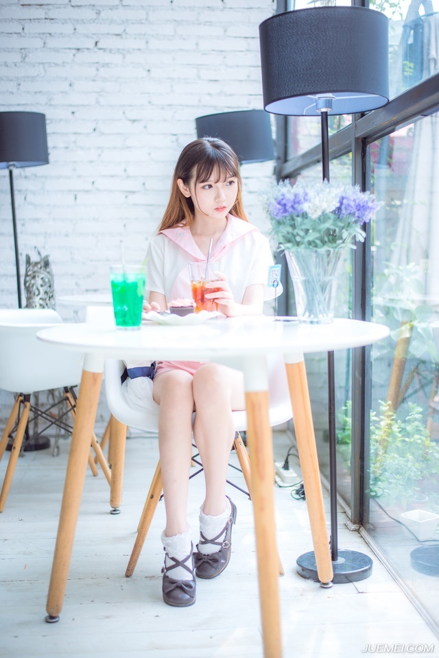 “多谢将军好意。”刘璋点点头，其实也没什么好收拾的，之前收拢的财富他是不能带走的，也只有招呼了家人妻子，便要上路。